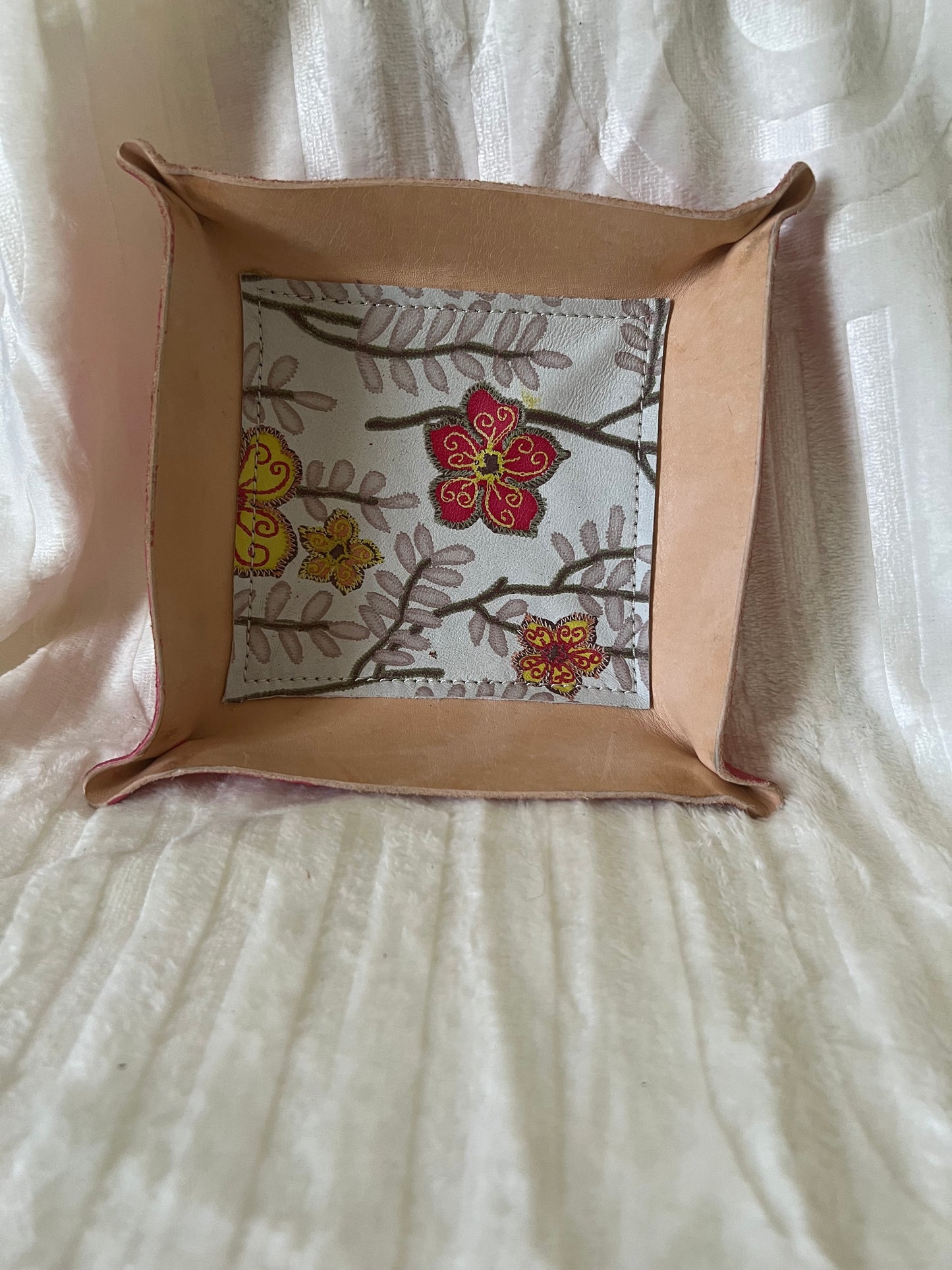 6x6 Square Tray. Light pink exteria, tan inner borders. The center is decorated with pink and yellow flowers on a white background.